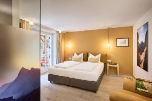Postel nebo postele na pokoji v ubytování Dolomit Boutique Hotel