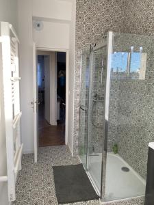 Koupelna v ubytování Le Thirty - appt 70m2, centre de Royan & plage