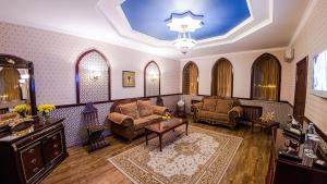 uma sala de estar com um sofá e uma mesa em Reikartz Dostar Karaganda em Karaganda