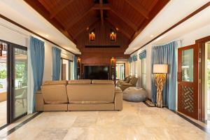 Лобби или стойка регистрации в Villa Carlos, Luxury 7 BDR Private Pool Villa, Baan Bua Nai Harn, Phuket