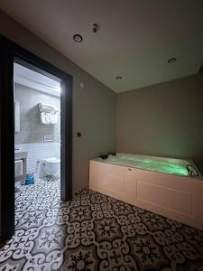 um quarto com uma cama grande e uma casa de banho em Intercity Airport Hotel em Arnavutköy