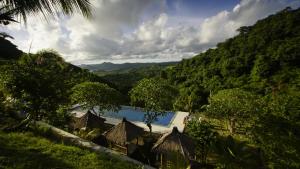 ośrodek wypoczynkowy z widokiem na góry w obiekcie Ara Artati Lombok bungalows and Restaurant w mieście Selong Belanak