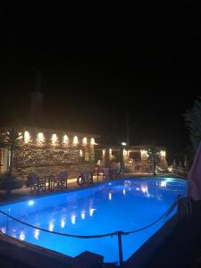Bazén v ubytovaní HOTEL BARA alebo v jeho blízkosti