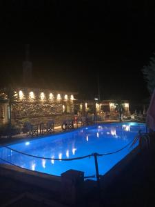 Bazén v ubytovaní HOTEL BARA alebo v jeho blízkosti