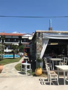 Reštaurácia alebo iné gastronomické zariadenie v ubytovaní HOTEL BARA