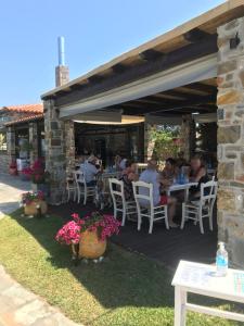 Reštaurácia alebo iné gastronomické zariadenie v ubytovaní HOTEL BARA