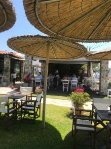 Reštaurácia alebo iné gastronomické zariadenie v ubytovaní HOTEL BARA