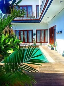 a courtyard with a swimming pool in a house at Loka Anyar Guest House in Kerobokan