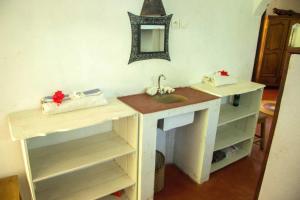 La salle de bains est pourvue d'un lavabo et d'un miroir. dans l'établissement Analatsara Eco Lodge, sur l'île aux Nattes