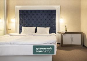 バコヴェルにあるPrivate Rooms in Hotel Lift 1Rのベッドルーム1室(大型ベッド1台、青いヘッドボード付)
