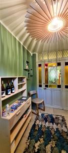 Cette chambre comprend une table, un tapis et un lustre. dans l'établissement Villa Aigarden maison d'hôtes, à Avignon