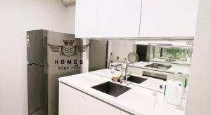 una cucina con lavandino e frigorifero di Vortex Suites KLCC By Sweet.Home a Kuala Lumpur