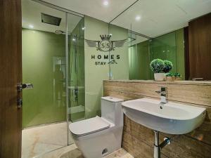 bagno con servizi igienici e lavandino di Vortex Suites KLCC By Sweet.Home a Kuala Lumpur