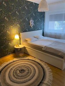 um quarto com uma cama grande e um tapete em Põllupesa em Haapsalu