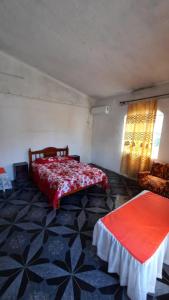 Un pat sau paturi într-o cameră la CHEZ MADAM ROSE