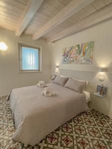 1 dormitorio con 1 cama con 2 toallas en Agriturismo Ortaglia Bardolino, en Bardolino
