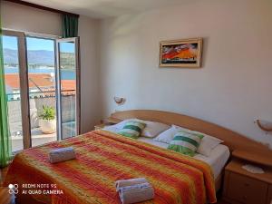 Posteľ alebo postele v izbe v ubytovaní Apartmani Jole