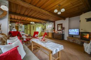 Televízia a/alebo spoločenská miestnosť v ubytovaní Holiday Resort Švárny
