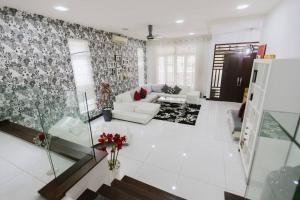 - un salon avec un canapé blanc et un sol blanc dans l'établissement Luxury House near KL City for Vacation and Retreat, à Ampang