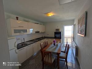 Kuchyňa alebo kuchynka v ubytovaní Apartmani Jole