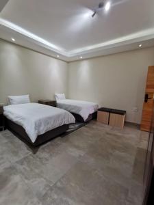 um quarto com duas camas num quarto em KwaNomzi Botique Lodge em Lusikisiki