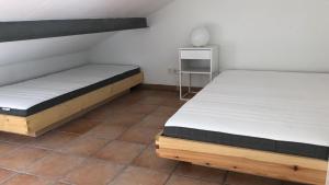 Cette chambre dispose de deux lits superposés et de carrelage. dans l'établissement Ferienhaus OttoKeck, à Immenstadt