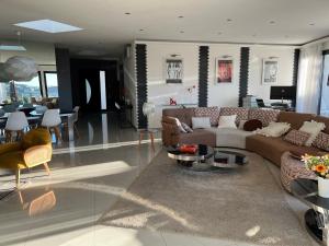 Posedenie v ubytovaní Grande Villa 350 M2, piscine chauffée vue mer et collines, CAVALAIRE sur mer, 10 personnes
