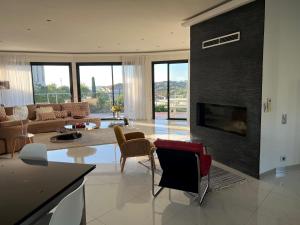 Posedenie v ubytovaní Grande Villa 350 M2, piscine chauffée vue mer et collines, CAVALAIRE sur mer, 10 personnes