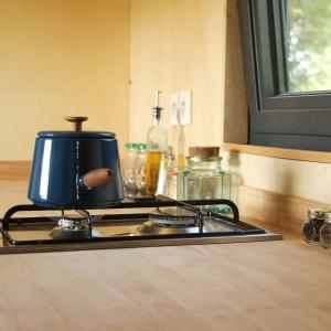 y cocina con tostadora y fogones. en Nice and Slow : Eco-responsible tiny house 