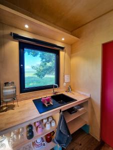 TV a/nebo společenská místnost v ubytování Nice and Slow : Eco-responsible tiny house