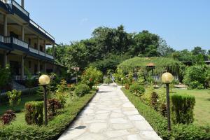 Garður fyrir utan Chitwan Village Resort