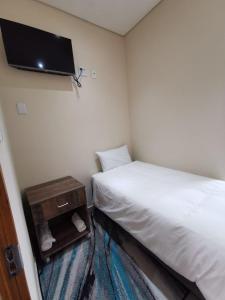 Postel nebo postele na pokoji v ubytování KwaNomzi Botique Lodge