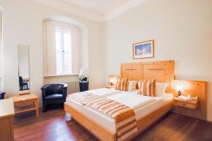 Säng eller sängar i ett rum på Schlosshotel Fürstlich Drehna