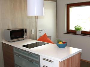 een keuken met een magnetron en een fruitschaal op een aanrecht bij FreiRaum - Wohnen auf Zeit / Wohnung Frederick 