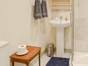 a bathroom with a sink and a toilet and a shower at Hazels Cottage in Hayton