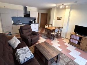 a living room with a couch and a table at Ferienwohnungen Zur Biberburg in Friedrichswalde