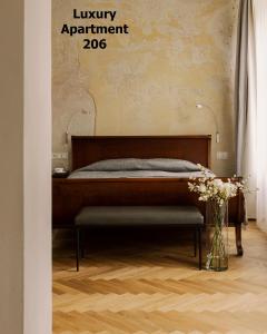 una camera con letto e vaso di fiori di Hotel Pod Różą a Cracovia