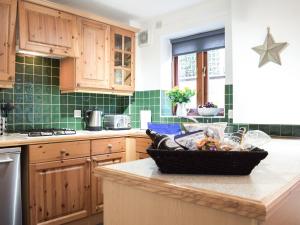 een keuken met een kom eten op een aanrecht bij Primrose Cottage in Ironbridge