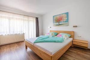 Un dormitorio con una cama con almohadas. en Pension Berglehner, en Bad Griesbach
