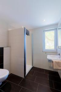 La salle de bains est pourvue de toilettes et d'un lavabo. dans l'établissement Pension Berglehner, à Bad Griesbach im Rottal