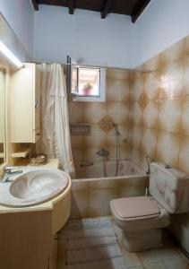 Bathroom sa Green Yard Family Holiday Home Sidari Corfu