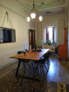 アヴィアーノにあるPalazzo Policreti Negrelli Avianoのダイニングルーム(木製テーブル、椅子付)
