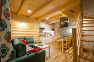Kuchnia lub aneks kuchenny w obiekcie DW KINGA & DOMKI na Granicznej z jacuzzi
