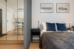 Un dormitorio con una cama y un comedor. en Czarnowiejska 21A by Homeprime, en Cracovia