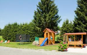 un parque infantil con tobogán y estructura de juegos en Pension Wiesengrund en Neuschönau