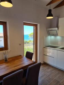 Kuchyňa alebo kuchynka v ubytovaní Apartments Jungic, Rab