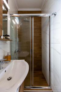 奧林匹亞達的住宿－Casa Alegria，带淋浴和白色盥洗盆的浴室