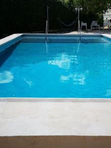 Swimming pool sa o malapit sa Preciosa villa con Piscina cerca de Sevilla