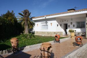 a house with two bikes parked in front of it at Preciosa villa con Piscina cerca de Sevilla in Valencina de la Concepción