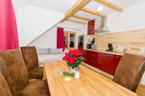 kuchnia i stół z wazonem kwiatów na nim w obiekcie David Appartments w mieście Mauterndorf
